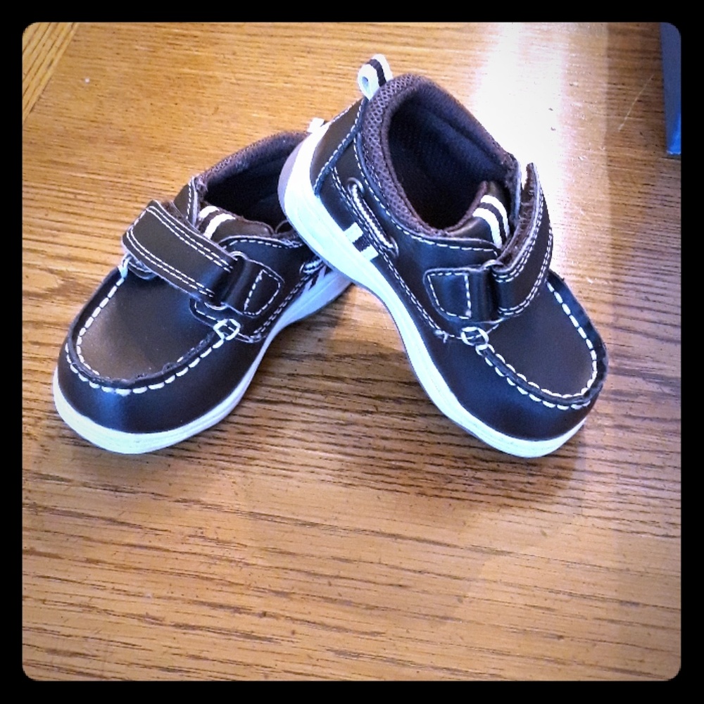 Baby boy size 4 Oshkosh leather shoes
